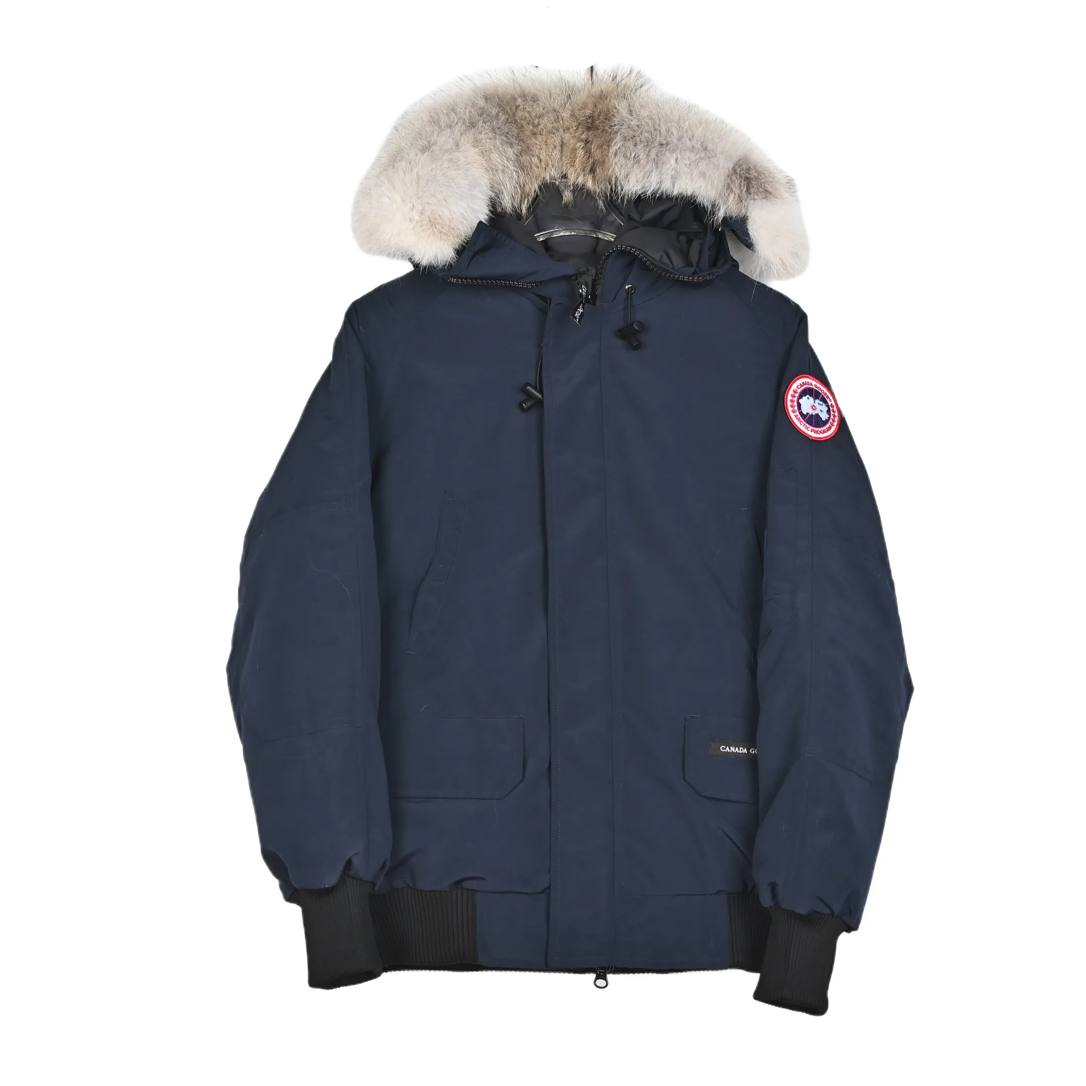 P720 𝐂𝐚𝐧𝐚𝐝𝐚 𝐆𝐨𝐨𝐬𝐞 𝐄𝐱𝐩𝐞𝐝𝐢𝐭𝐢𝐨𝐧 𝟕𝟗𝟗𝟗𝐌 Canada Goose Model 01 Short Down Jacket 🔝Product color: black, off-white, graphite gray, navy blue, sky blue 🔝Product size: XS S M L 2️⃣Exclusively customized 18-count fabrics with the same ZP. Using "Arctic Tech" fabric technology, the outer fabric is 84.5% polyester fiber and 15.5% cotton, the lining is 100% cotton fiber, and the padding is 100% polyester fiber. It is durable, waterproof, windproof, cold-resistant and warm. 3️⃣The lining is made of 40D Nylon AC oil-based glue, with level 5 single-dye fastness. The collar flannel is made of original high-density mercerized velvet, and the pocket fabric is made of elastic high-density polar fleece, which is soft and skin-friendly. The bile cloth is made of 330T polyester anti-velvet No. 7 needle to prevent lint from running away. If there is lint running away, it will be given away for free! 4️⃣The JUKI large-scale sewing machine imported from Japan is professional in stitching and seaming. It completely follows the original 106 stitches on the whole piece of clothing and is reinforced throughout. The length of each jujube follows the original one and is fixed at 1-1.1cm. The density and length are the same as the original one. 5️⃣Yoshida YKK original zipper, Y-shaped double hook Velcro, and the cuffs are made of custom thickened seamless threads. This year, high-elastic spandex gold thread is added to the cuff thread to increase elasticity and strength. From fabrics and gallbladders to buttons and drawstrings, all are custom-developed and authentic. 6️⃣The imported Tajima embroidery machine is used to customize the chest logo with thousands of needles. The pattern is full and three-dimensional, and it is infinitely close to the original product. 7. The fur collars are made from western coyote skins imported from Canada. We purchased 10,000 top-quality fur collars in the spring. The width of the fur collars is 14cm and the length is 55cm. This winter, the quality of the fur collars will be stable throughout the season, eliminating the uneven quality of fur collars in the middle and later stages! 7️⃣Packaging is in a three-dimensional handbag with cards included. It’s more impressive to give it away and keep it for yourself.